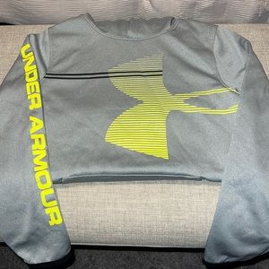Boys Medium Under Armour hoodie with front pocket.